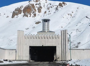 Դիլիջանի թունելում երթևեկության խոչընդոտ է առաջացել. բեռնատարի կցորդ է փչացել