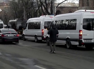 Граждане поехали в Ераблур на микроавтобусах