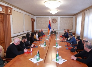 Араик Арутюнян наградил группу военнослужащих