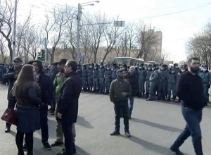 Քաղաքացիները նախագահական նստավայրի դիմաց են՝ խոչընդոտելու Փաշինյանի մուտքը շենք․ Ուղիղ