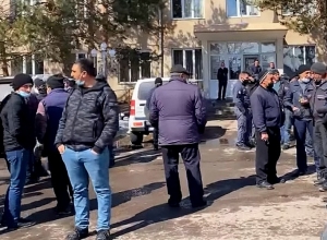 Նինոծմինդայում բողոքի ակցիա են անում՝ ի պաշտպանություն «ստրկության» մեջ մեղադրվող Ծառուկյանների․ jnews.ge