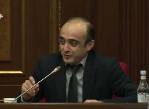 Մի քիչ ցավալի է,որ ձեր նման բարձրակարգ իրավաբանը հիմնավորում է նման խնդրահարույց նախագիծը․ Սիմոնյան