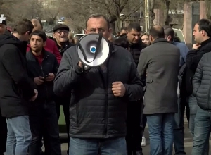 Арцвик Минасян призывает депутатов от «Моего шага» выйти и побеседовать с ними