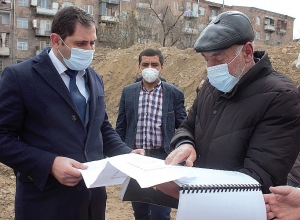 Сурен Папикян следит за работами по реконструкции средней школы имени Тиграна Меца Птхунка