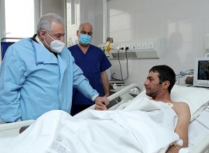Министр обороны РА посетил в госпитале военнослужащего-контрактника Карена Шахназаряна