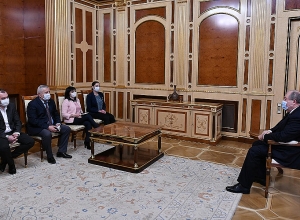 Армен Саркисян встретился с группой депутатов, не входящих во фракции НС