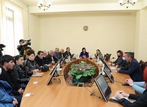 ԱԺ պատգամավորը հանդիպեց արցախյան պատերազմի ընթացքում զոհված եւ անհետ կորած զինծառայողների ծնողների հետ