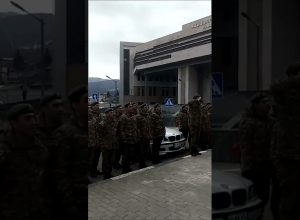 Новорождённого сына погибшего капитана встретили во дворе больницы его сослуживцы