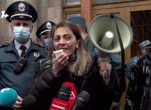 Родители военнослужащих проведут сидячую забастовку у здания Правительства