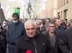 Родители военнослужащих двинулись шествием от Правительства к Посольству России