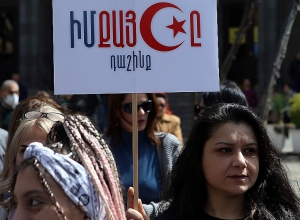 Полицейские задерживают женщин у здания Правительства