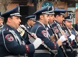 Ոստիկանները նվագում են կանանց համար