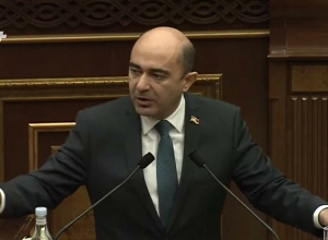 Работайте, вам кажется, что вы громите Алиева, говоря с трибуны по-армянски, где МИД? Марукян