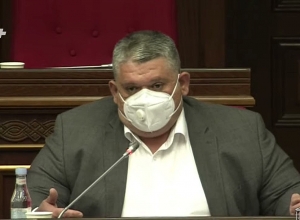 «Вы не имеете права сидеть здесь, кто вы такой?  Вспомните, откуда вы пришли; я не отвечаю на ваши вопросы»