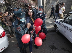 Փուչիկները վերցրին, Սոնա Աղեկյանին էլ բերման ենթարկեցին․ լուսանկարներ