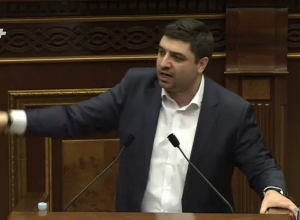 «Кто это пишет вам текст? Приходите сюда, читаете с серьёзным лицом; будете корректны, ответ не заставит себя ждать»