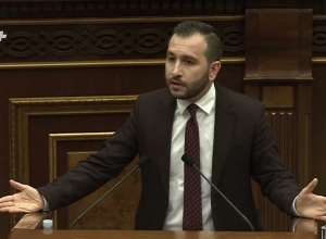 Кто хочет видеть нас на коленях, понурив голову, окажутся стоящими на обочине истории: Конджорян