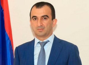 Մեղրիի քաղաքապետ Մխիթար Զաքարյանին բազմաթիվ ոստիկանների ուղեկցությամբ տեղափոխում են Երևան. փաստաբան