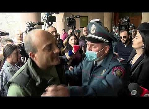 Перебранка между Арманом Сагателяном и подполковником возле СК