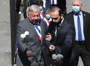 Председатель Сената Франции возложил цветы к вечному огню Мемориала геноцида