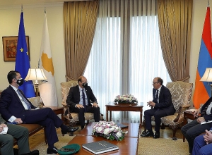 ԱԳ նախարարի պաշտոնակատար Արա Այվազյանը հանդիպեց Կիպրոսի պաշտպանության նախարարի հետ