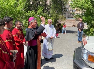 Հռոմի պապը բժշկական սարքավորումներով համալրված շտապ օգնության մեքենա է նվիրել Հայաստանին