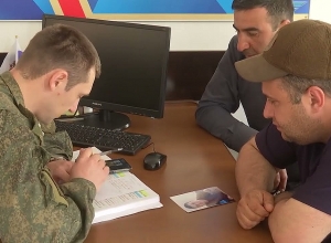 Работа российских миротворцев в пункте приема граждан в Степанакерте