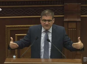 Некоторые круги раздают не деньги, а автомобили и недвижимость: Арман Бабаджанян