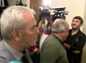 «Господин Микаелян, позвольте мне сопровождать вас»