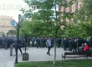 Полицейские окружили митинг Полюса