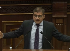 Вам нужны зеркала в кабинетах, чтобы вы видели, какие вы безвольные: Бабаджанян - властям