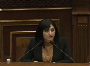 Директор принимает экзамен, сидя на подоконнике: Тагуи Товмасян