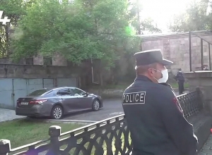 Ակցիա ԱԺ-ի դիմաց. Իջևանցին էշով եկել է Փաշինյանին տանելու. Ուղիղ