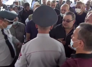 Վեճ Նաիրիտի աշխատակիցների և ոստիկանների միջև՝ Կառավարության դիմաց