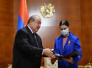 Նախագահ Արմեն Սարգսյանը պետական պարգև է հանձնել հանրաճանաչ օպերային երգչուհի Հասմիկ Գրիգորյանին