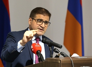 Мы должны быть предельно осторожны: от нас ожидают нейтралитета: Арман Бабаджанян