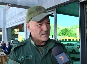 Я получил информацию, что справа от Чёрного озера вновь нарушили нашу государственную границу: губернатор Сюника