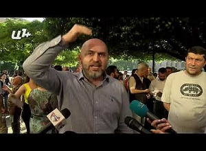 Сейчас не время беззаботно улыбаться, завтра вас отвезут на передовую на заклание: Ашотян обращается к молодежи