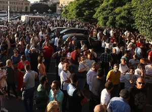 Демонстранты двинулись к НС