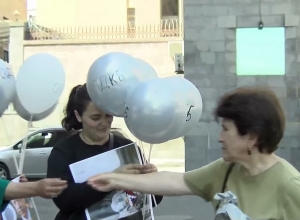 ՀԱՊԿ-ը փուչիկ է․ ակցիայի մասնակիցները փուչիկներ պայթեցրին Ռուսաստանի դեսպանատան մոտ