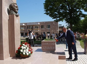 ԱՀ ԱԺ նախագահը մասնակցել է Ազնավուրի կիսանդրու բացման արարողությանը