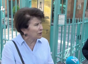 Акция протеста армянских беженцев из Азербайджана у посольства Франции