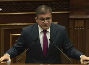 Пригласите премьер-министра сюда, пусть пояснит содержание заявления, с которым он обратился к России