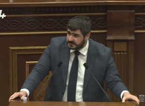 Ով փորձում է հակադրել գերտերությունների շահերը՝ հիմար է, կամ ազդեցության գործակալ․ Եղոյան