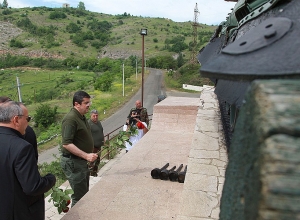Араик Арутюнян побывал у танка-памятника Шуши