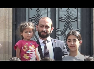 «Իմ երազանքն է՝ խաղաղություն»․ խորհրդարան էին այցելել պատերազմում անմահացած հերոսների երեխաները