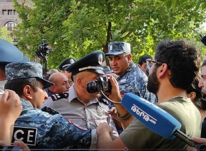 Լարված իրավիճակ կառավարական մասնաշենքի մոտ