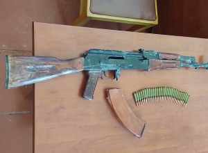 Ոստիկանության բաժիններում քաղաքացիները ինքնաձիգներ ու ատրճանակներ են կամավոր հանձնել