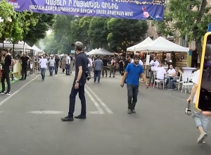 А когда был подходящий момент? Организатор винного фестиваля своим критикам