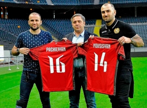 ՀՖՖ նախագահը անվանական մարզաշապիկ է նվիրել Մովսիսյանին ու Պաչաջյանին